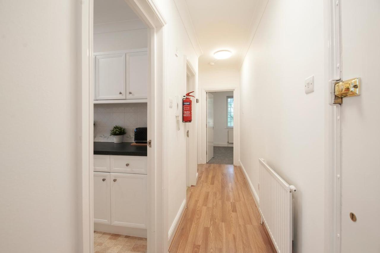 Excellent, Three Bedroom North London Apartment With Free Parking 외부 사진