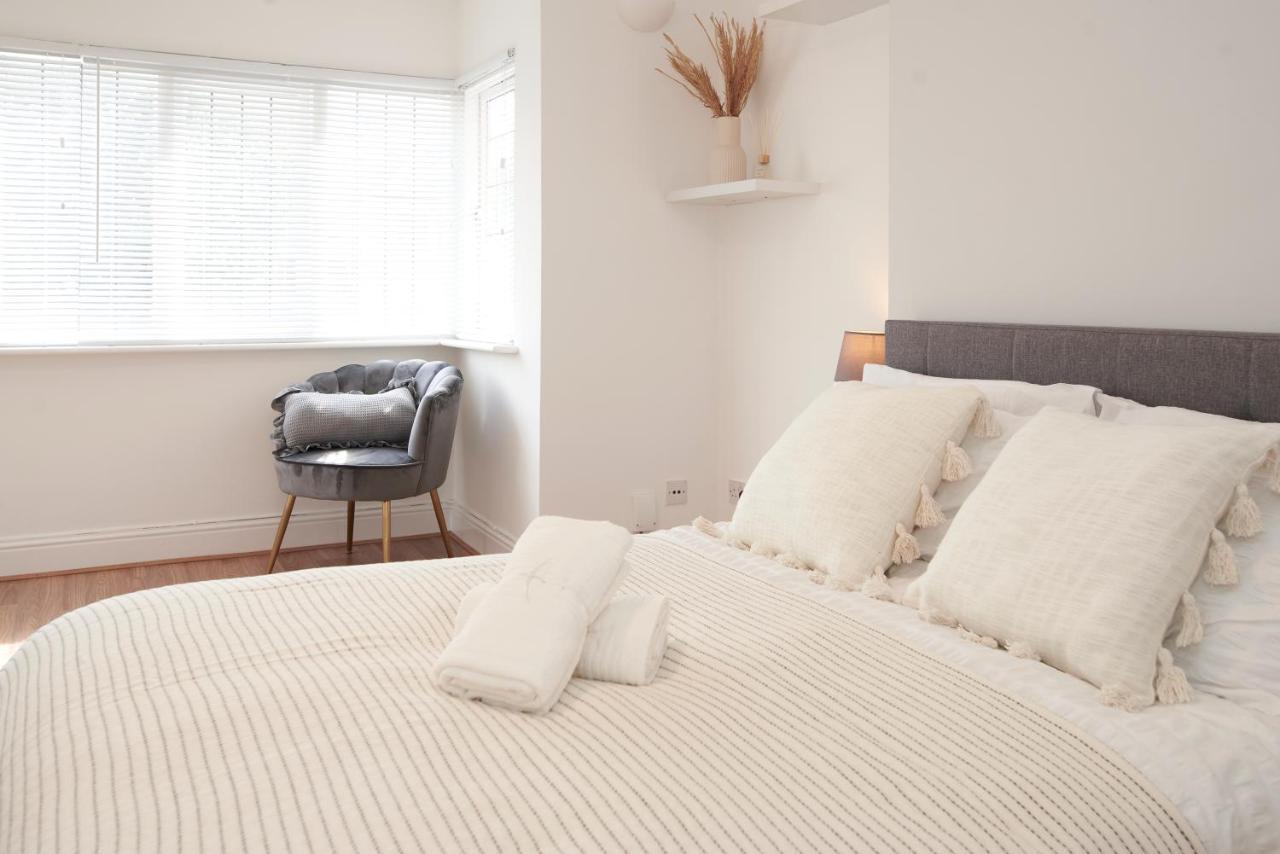 Excellent, Three Bedroom North London Apartment With Free Parking 외부 사진