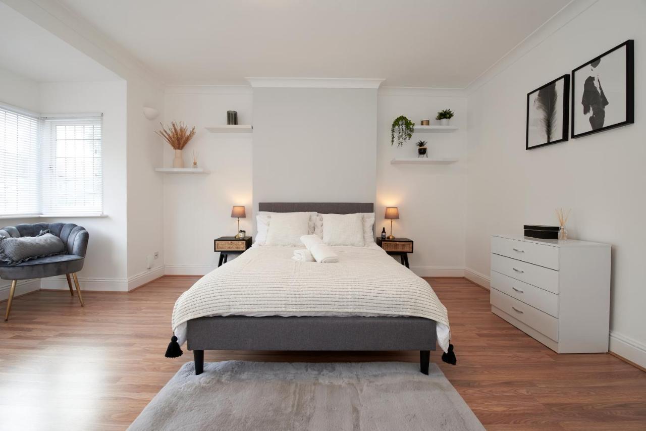 Excellent, Three Bedroom North London Apartment With Free Parking 외부 사진